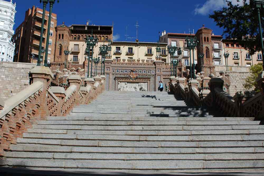 Teruel 02 - escalinata neo-múdejar.jpg